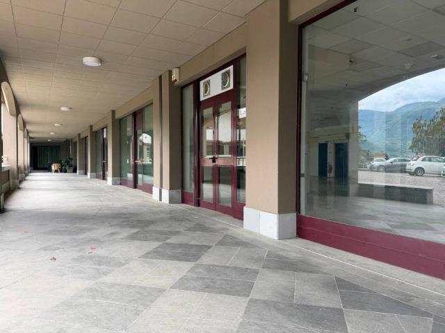 Locale Commerciale in affitto a Lovere, Lombardia