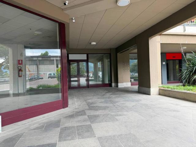 Locale Commerciale in affitto a Lovere, Lombardia