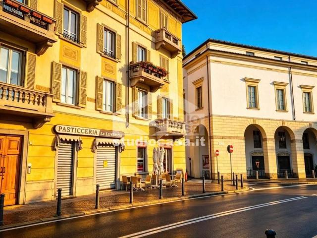 Locale Commerciale in affitto a Lovere, Lombardia