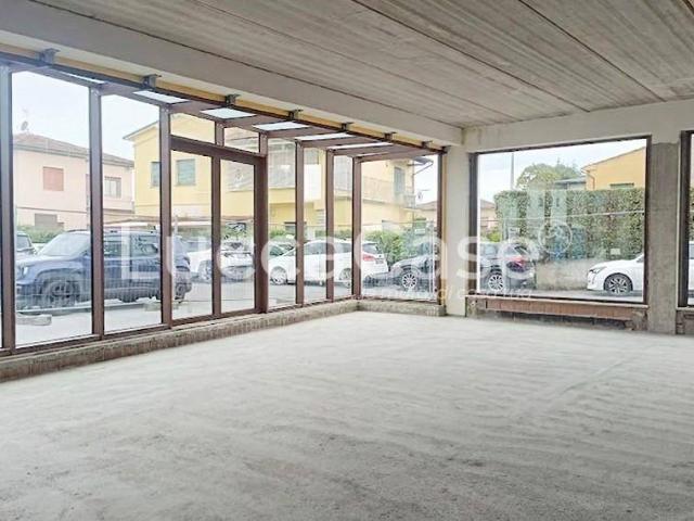 Locale Commerciale in affitto a San Concordio, Bagni Di Lucca Ponte