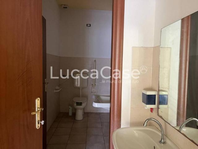 Locale Commerciale in affitto a Bagni Di Lucca Ponte, Toscana