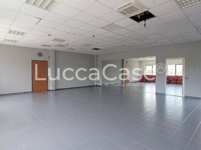 Locale Commerciale in affitto a Mugnano, Bagni Di Lucca Ponte