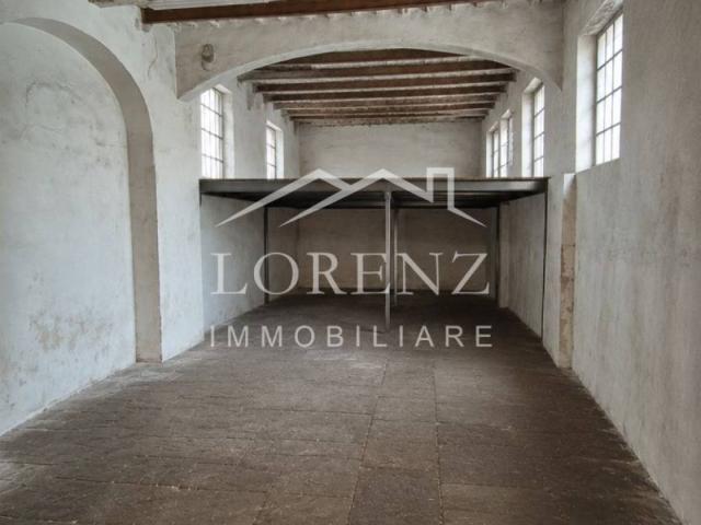 Locale Commerciale in affitto a Sant'Anna, Bagni Di Lucca Ponte