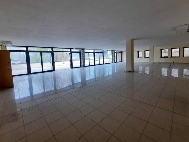 Locale Commerciale in affitto a Sorbano del Giudice, Bagni Di Lucca Ponte