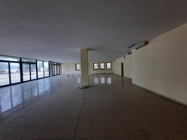 Locale Commerciale in affitto a Sorbano del Giudice, Bagni Di Lucca Ponte