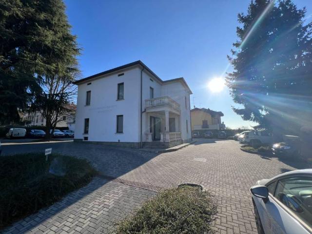 Locale Commerciale in affitto a Lurago D'erba, Lombardia
