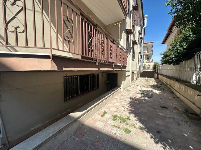 Locale Commerciale in affitto a Aversa, Campania