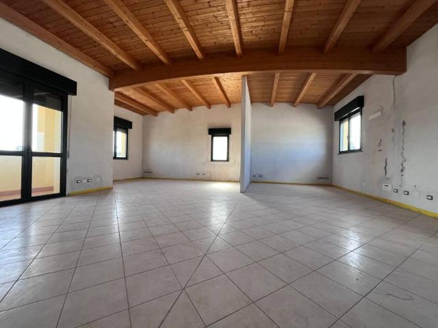 Locale Commerciale in affitto a Bassa Reggiana, Re