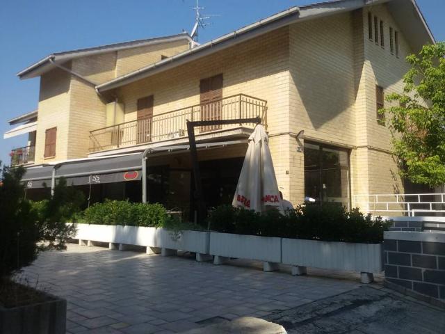 Locale Commerciale in affitto a Pace, Marche