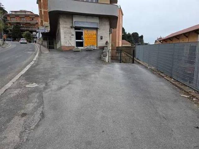 Locale Commerciale in affitto a Marche, Macerata