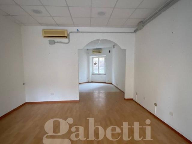 Locale Commerciale in affitto a Marche, Macerata
