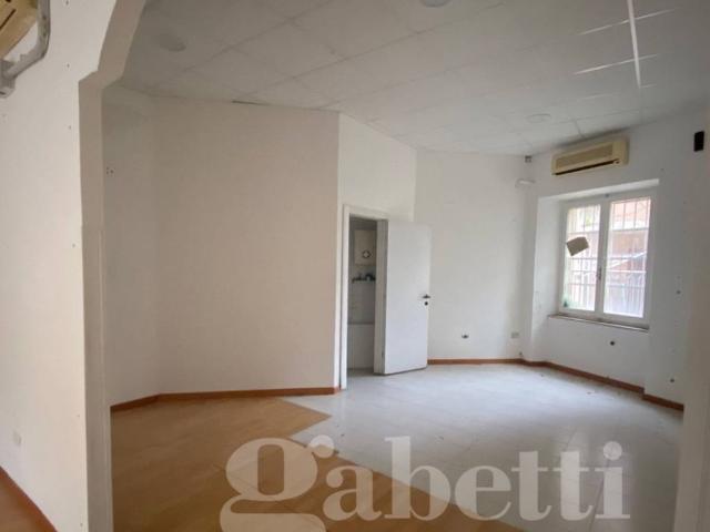 Locale Commerciale in affitto a Marche, Macerata