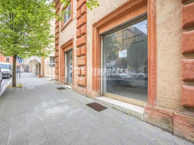 Locale Commerciale in affitto a Marche, Macerata