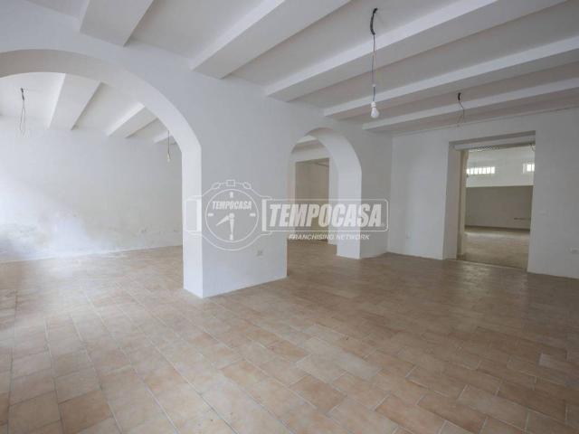 Locale Commerciale in affitto a Marche, Macerata