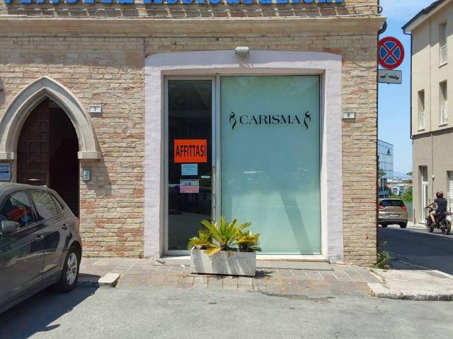 Locale Commerciale in affitto a Fonte Scodella, Marche