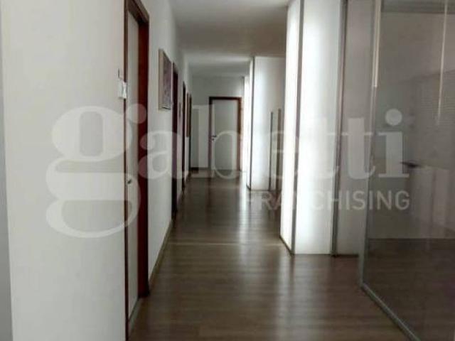 Locale Commerciale in affitto a Santa Croce, Marche