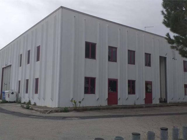 Locale Commerciale in affitto a Marche, Macerata