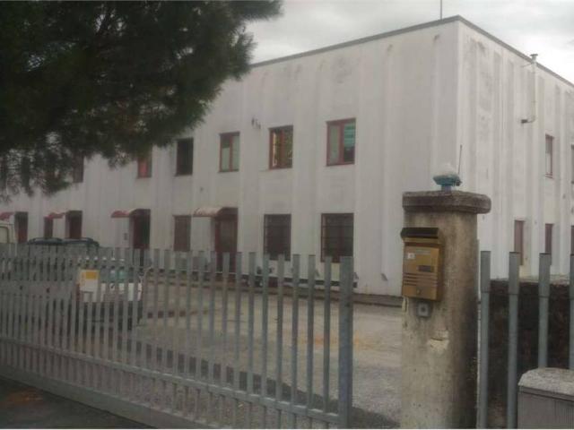 Locale Commerciale in affitto a Marche, Macerata