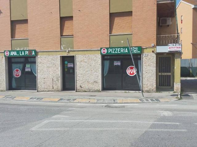 Locale Commerciale in affitto a Marche, Macerata