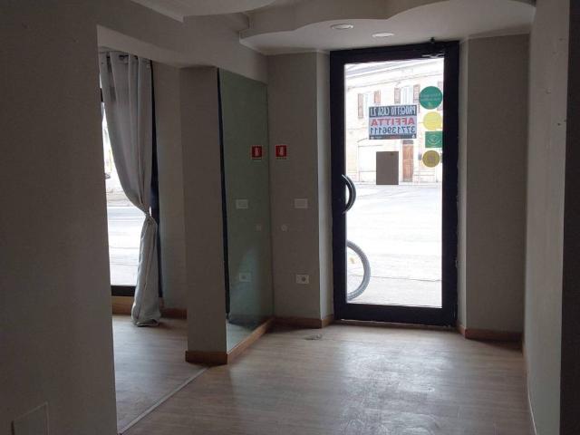 Locale Commerciale in affitto a Marche, Macerata