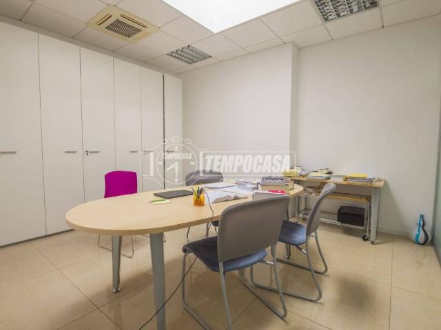 Locale Commerciale in affitto a Marche, Macerata