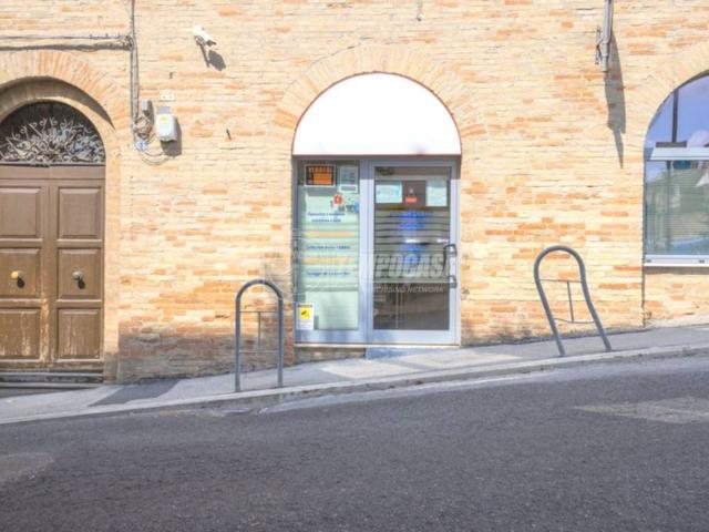 Locale Commerciale in affitto a Centro storico, Marche