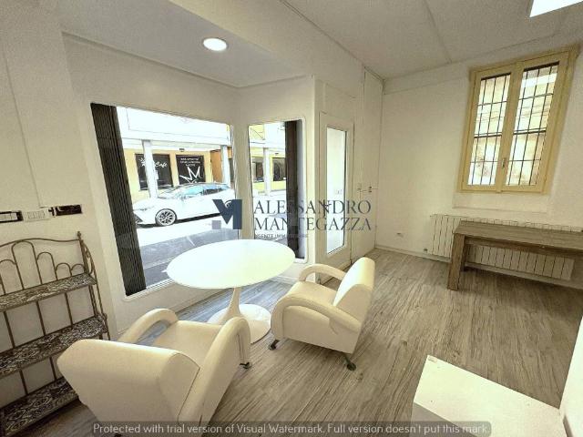 Locale Commerciale in affitto a Macherio