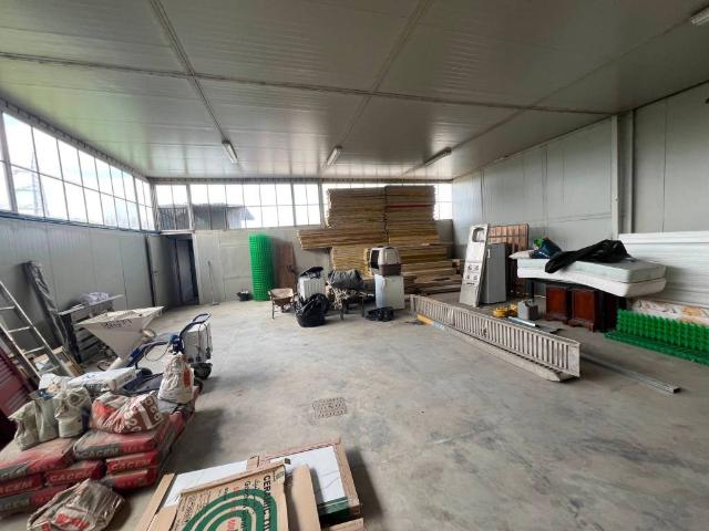 Locale Commerciale in affitto a Maddaloni, Campania