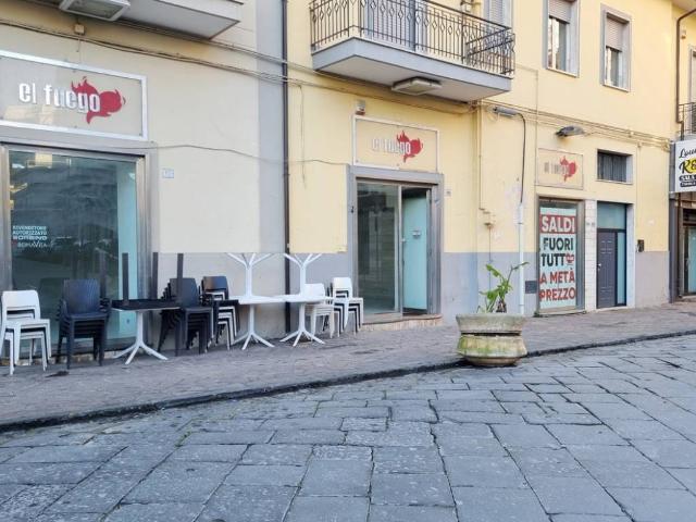 Locale Commerciale in affitto a Maddaloni, Campania