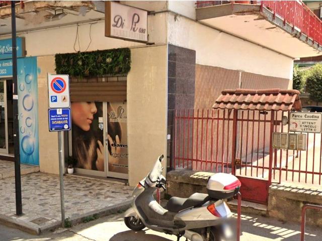 Locale Commerciale in affitto a Maddaloni, Campania