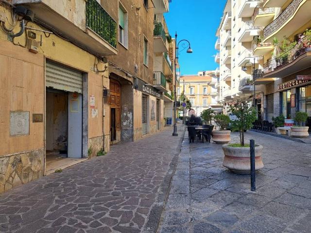 Locale Commerciale in affitto a Maddaloni, Campania