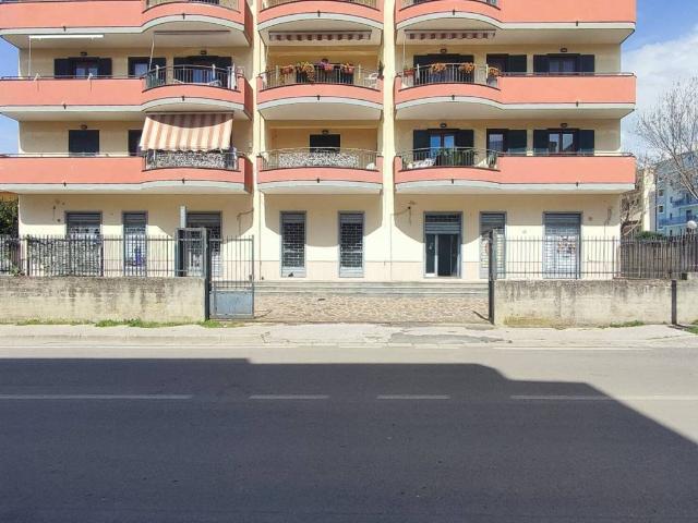 Locale Commerciale in affitto a Maddaloni, Campania