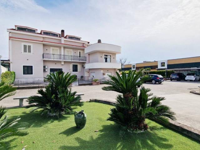 Locale Commerciale in affitto a Maddaloni, Campania