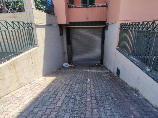 Locale Commerciale in affitto a Maddaloni, Campania