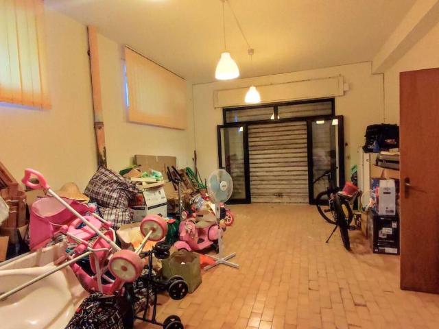 Locale Commerciale in affitto a Maddaloni, Campania