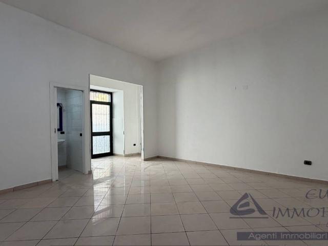 Locale Commerciale in affitto a Maddaloni, Campania