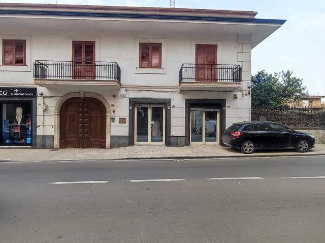Locale Commerciale in affitto a Maddaloni, Campania