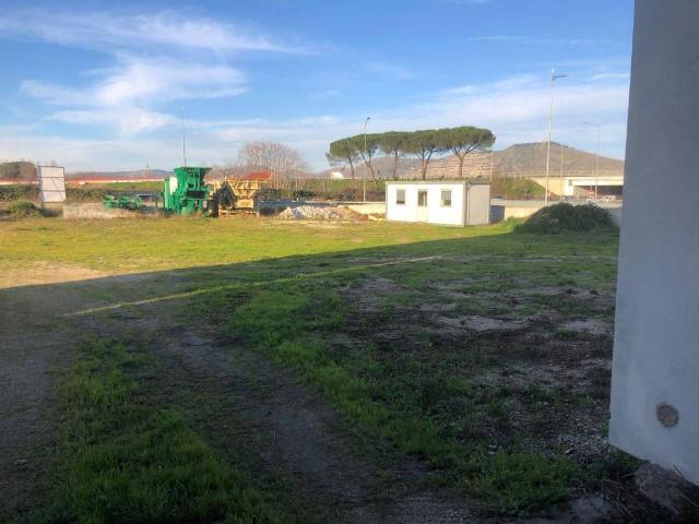 Locale Commerciale in affitto a Maddaloni, Campania