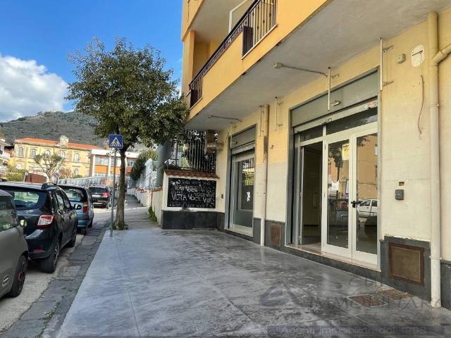Locale Commerciale in affitto a Maddaloni, Campania