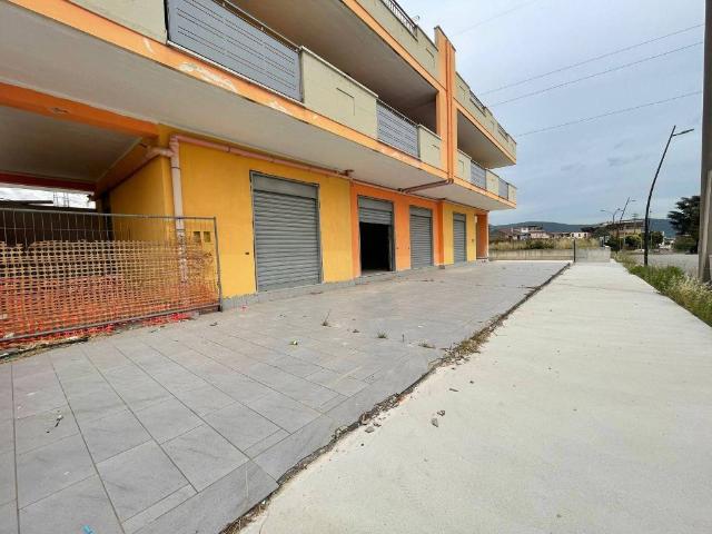Locale Commerciale in affitto a Maddaloni, Campania