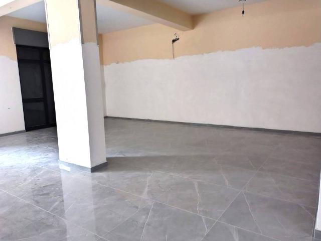 Locale Commerciale in affitto a Maddaloni, Campania