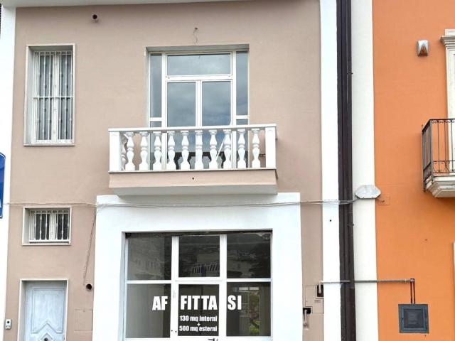 Locale Commerciale in affitto a Maddaloni, Campania