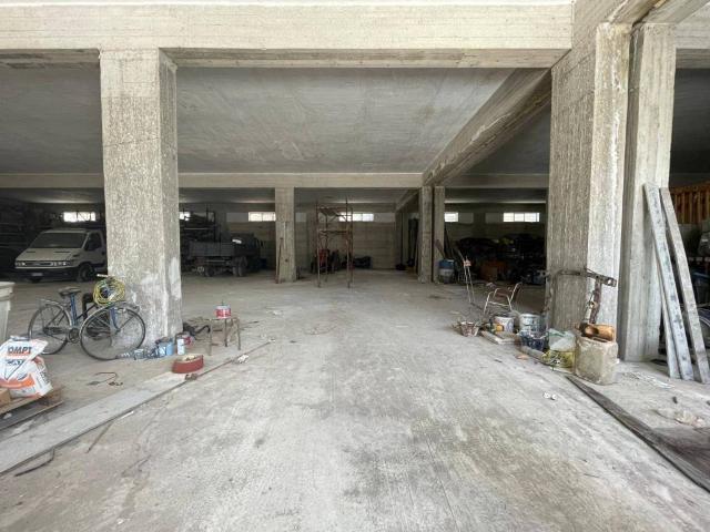 Locale Commerciale in affitto a Maddaloni, Campania