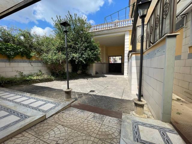 Locale Commerciale in affitto a Maddaloni, Campania