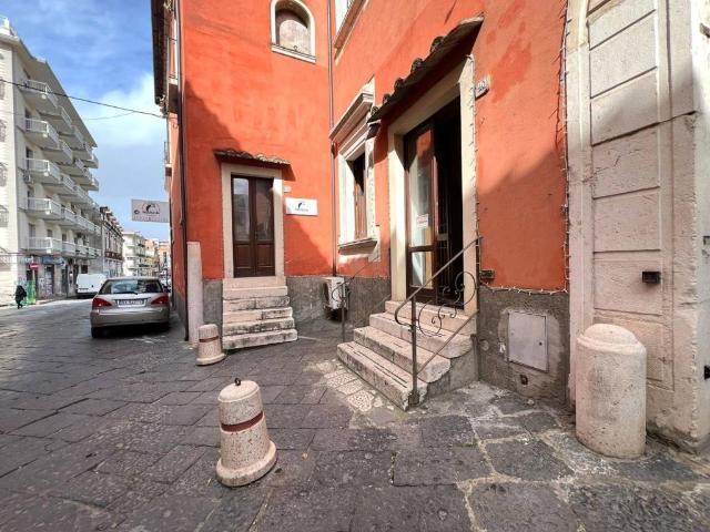 Locale Commerciale in affitto a Maddaloni, Campania