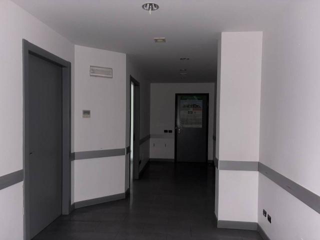 Locale Commerciale in affitto a Magenta, Lombardia