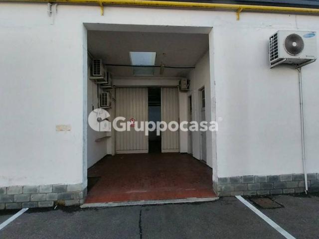 Locale Commerciale in affitto a Magenta, Lombardia