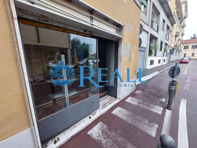 Locale Commerciale in affitto a Magenta, Lombardia