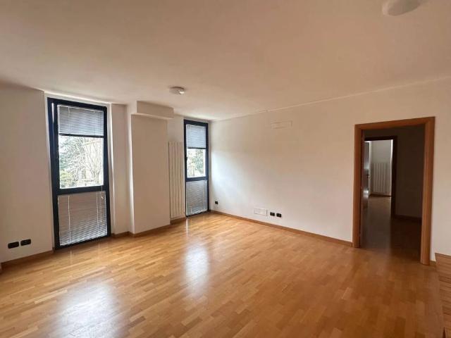 Locale Commerciale in affitto a Magione, Perugia