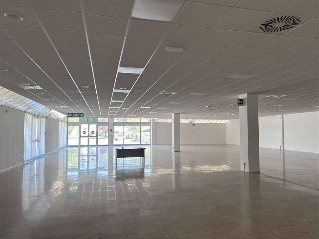 Locale Commerciale in affitto a Magione, Umbria